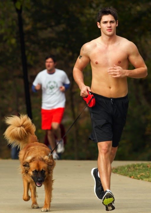 Steven-R-McQueen-sighting-jogging-with-his-dog-01-512x721.jpg