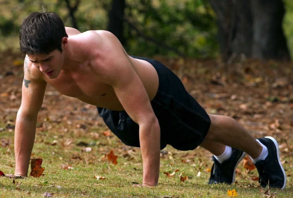 Steven-R-McQueen-sighting-jogging-with-his-dog-03.jpg