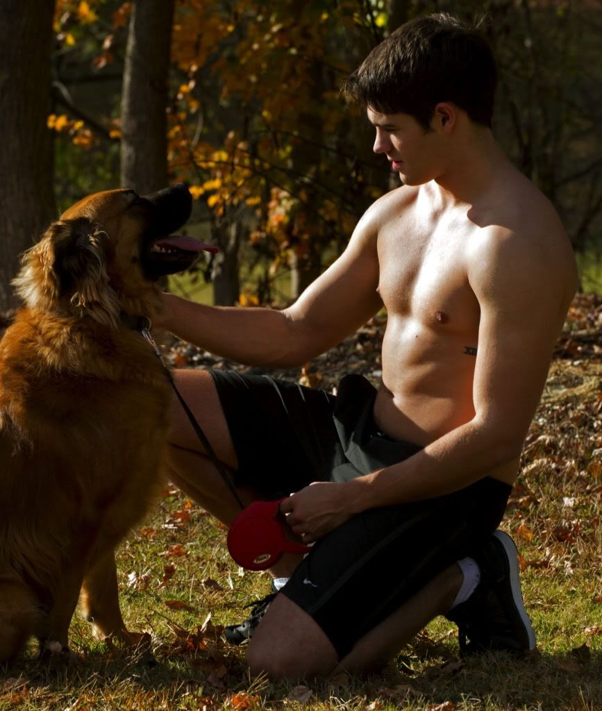 Steven-R-McQueen-sighting-jogging-with-his-dog-09.jpg