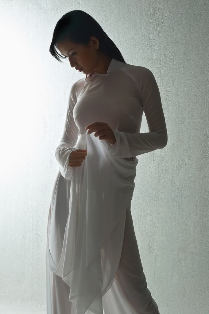 Anh+Ao+Dai+Sieu+Mong Chủ đề: Ảnh Mai Phương Thúy mặc áo dài siêu mỏng